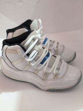 Nike Kids' Air Jordan 11 Retro White/Black Athletic Shoes
